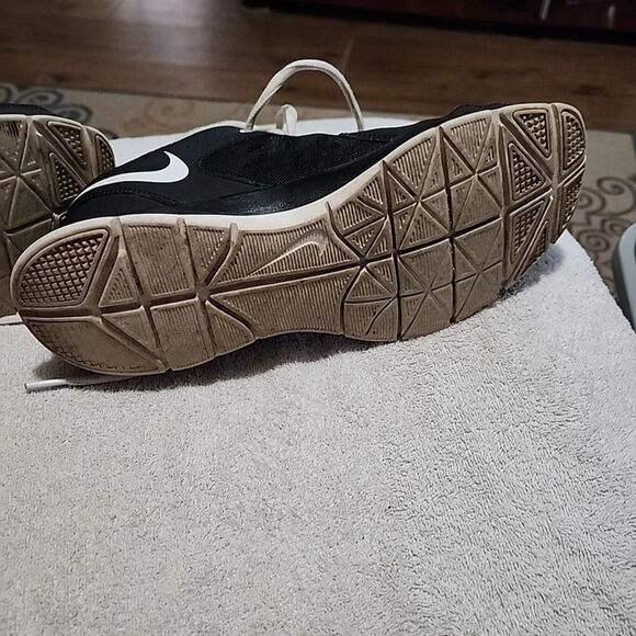 Nike Black and White Sneakers - Picture 5 of 6